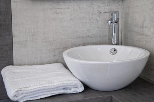 ein Bad mit einem Spülbecken und einem Handtuch in der Unterkunft affittacamere Villa Masá in Zingarello