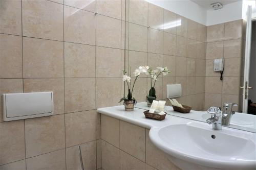 a bathroom with a sink and a mirror at Delta Hotel Apartments in San Donato Milanese