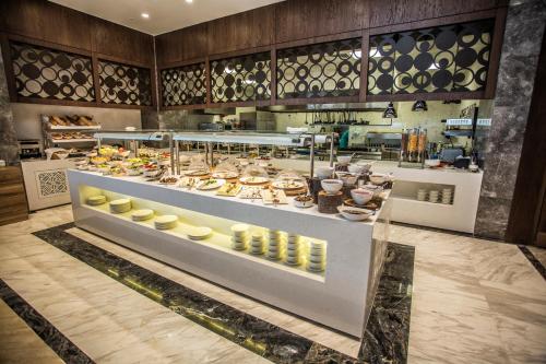 una cucina con buffet di cibi in esposizione di Dedeman Tokat a Tokat