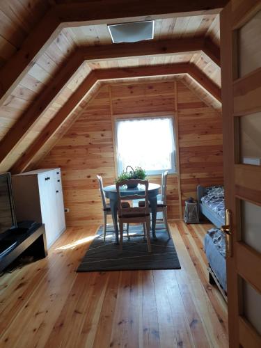 Dapur atau dapur kecil di Szary Domek 1 jacuzzi komienk sauna klimatyzacja jezioro