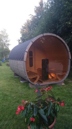 Szary Domek 1 jacuzzi komienk sauna klimatyzacja jezioro في Piotrków Kujawski: خيمة قبة كبيرة جالسة في حقل