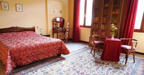 a bedroom with a bed and a table and chairs at B&B Corte Campana in Venice