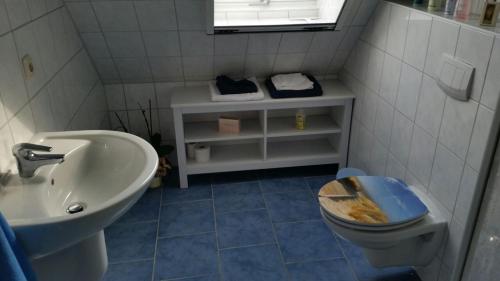 ein kleines Bad mit WC und Waschbecken in der Unterkunft Ferienzimmer für Zwei am Strand in Zingst