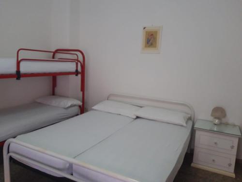 1 dormitorio con 2 literas y mesita de noche en CENTRALISSIMO MINI APPARTAMENTO 1° piano en Margherita di Savoia