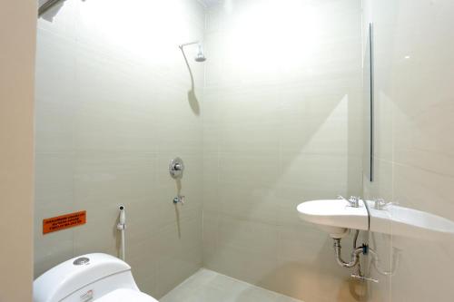 Koupelna v ubytování RedDoorz Plus near Solo Paragon Mall