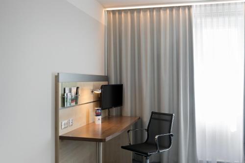 Μια τηλεόραση ή/και κέντρο ψυχαγωγίας στο Holiday Inn Express Singen by IHG