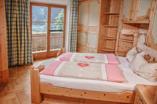 1 dormitorio con 1 cama en una habitación con ventana en Apartment Wachinghof, en Reith bei Kitzbühel