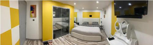 FossesにあるChambre privée Cosy à proximité de Roissy, Parc Astérixのベッド2台とテレビが備わる客室です。