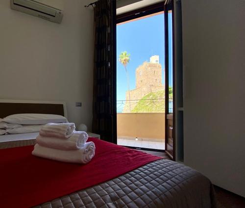 sypialnia z łóżkiem z ręcznikami w obiekcie Iamartino Quality Rooms w mieście Termoli