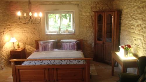 a bedroom with a bed and a window at Gorenice Agroturystyka Pod Brzeziem in Gorenice