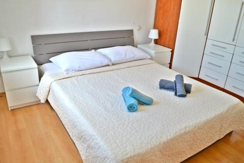 um quarto com uma cama com sapatos azuis em Sentona Apartment em Rijeka