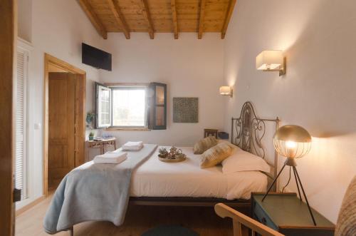 1 dormitorio con 1 cama blanca grande en una habitación en Casa da Torre, en Minas de São Domingos