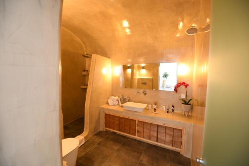 Ένα μπάνιο στο Luxe Efis Home Sea View 4 Villas & 4 Prive Jacuzzi