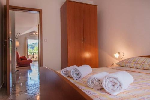 1 dormitorio con 1 cama con toallas en Apartmenthaus Kosirina-Tisno, en Tisno