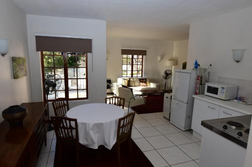 Dapur atau dapur kecil di Highgrove Guesthouse Sandton