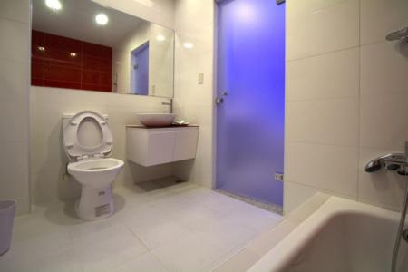 een badkamer met een toilet en een blauwe deur bij 澎湖寶島時尚別館 Bao Dao B&B in Hui-min-erh-ts'un
