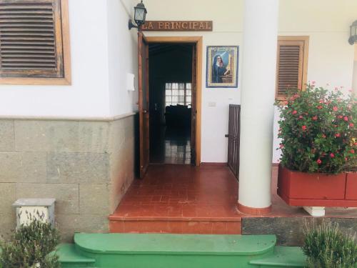 a door to a building with a sign on it at Los Viejitos en Firgas in Firgas