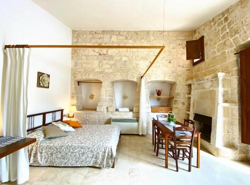 1 dormitorio con 1 cama y 1 mesa en una habitación en Trulli Panoramici, en Alberobello