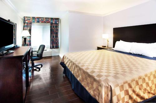 En eller flere senge i et værelse på Travelodge by Wyndham Ocean Front