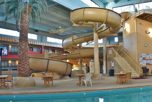 Бассейн в Ramada by Wyndham Sioux Falls Airport - Waterpark Resort & Event Center или поблизости