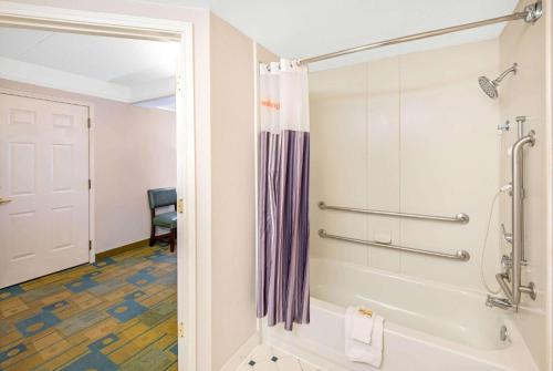 Das Bad ist mit einer Dusche und einer Badewanne ausgestattet. in der Unterkunft La Quinta by Wyndham Sherman in Sherman