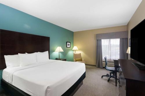 La Quinta by Wyndham Sebringにあるテレビまたはエンターテインメントセンター