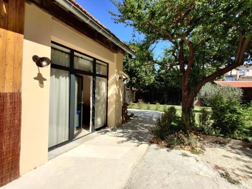 una casa con un albero accanto a un marciapiede di Gîte Pavillon Arcadia a Vaison-la-Romaine