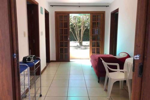 Casinha de Campo bem localizada في أتيبايا: غرفة معيشة مع أريكة وطاولة وكراسي