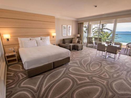 Postel nebo postele na pokoji v ubytování Novotel Wollongong Northbeach