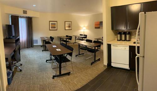 Kuchyň nebo kuchyňský kout v ubytování Staybridge Suites Glenview by IHG