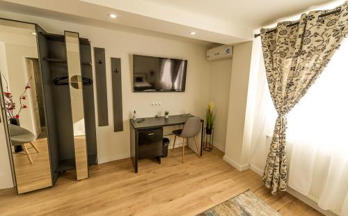 a living room with a desk and a window at Casa Emilia in Hunedoara