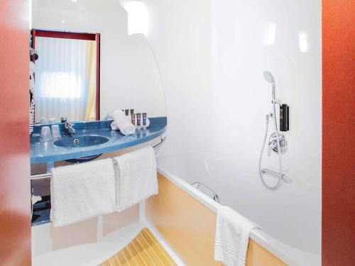 Ένα μπάνιο στο Novotel Suites Genève Aéroport