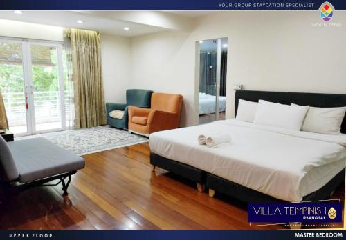 sypialnia z dużym białym łóżkiem i krzesłem w obiekcie Bangsar Grande Villa 23 by Vale Pine w Kuala Lumpur