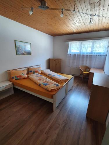 1 dormitorio con 1 cama grande en una habitación en Minster Hotel, en Unteriberg