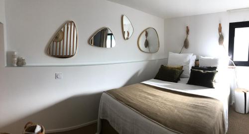 a bedroom with a bed and mirrors on the wall at Lily l'Acrobate Aubagne-Cassis-Aix en Provence in Aubagne