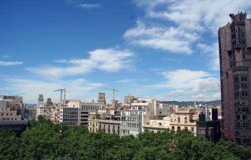 a city with tall buildings and a sky background at Mayerling Bisbe Urquinaona in Barcelona