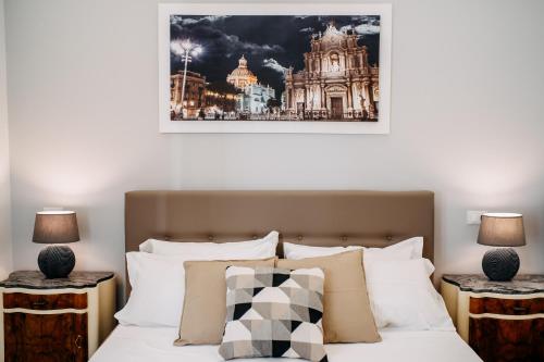 una camera con un letto con due comodini di B&B Stramondo a Catania