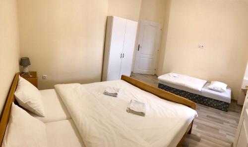 Habitación pequeña con 2 camas en una habitación en Pension Májovka, en Cheb