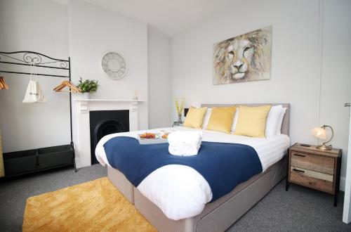 een slaapkamer met een kingsize bed en een open haard bij No25 City House by SSW-close to City in Cardiff