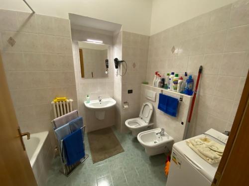 y baño con lavabo, aseo y bañera. en Appartamento Mosaico 22161, en Rovereto