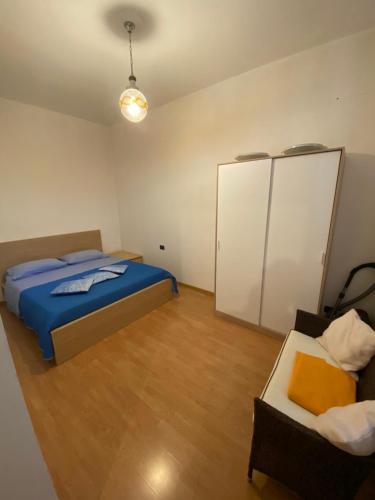 una camera con un letto e un divano di Appartamento Mosaico 22161 a Rovereto