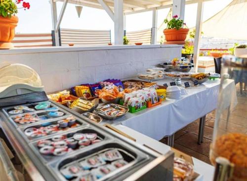 een buffet van eten op een tafel met eten erop bij L'Angulus Ridet in Porto Cesareo