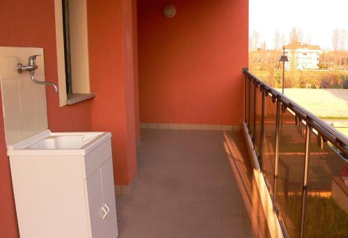 een badkamer met een wastafel en een balkon bij Trilocale Alba Adriatica a 500 m dal mare in Alba Adriatica