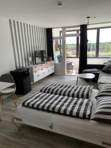 Wendtorf的住宿－Ferienappartment Tom Kyle，一间带两张床和一张沙发的客厅
