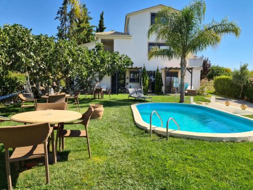 Bazén v ubytovaní Villa Vravrona Tower & Suites alebo v jeho blízkosti