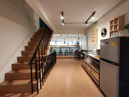 曼谷Station8 Hostel的一间带楼梯的厨房和一间带冰箱的厨房