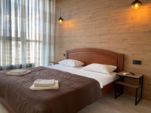 ein Schlafzimmer mit einem Bett mit zwei Handtüchern darauf in der Unterkunft New Coast Apartaments Odessa near sea in Odessa