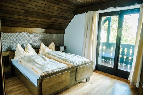 Rúm í herbergi á Ferienhaus im Weingarten