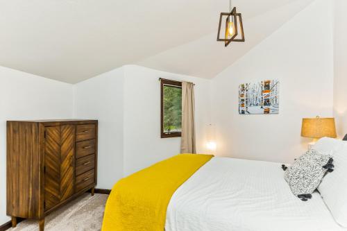 Ένα ή περισσότερα κρεβάτια σε δωμάτιο στο Girdwood Mountain House