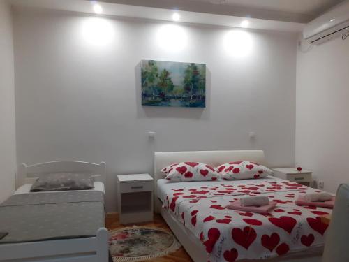 Postel nebo postele na pokoji v ubytování Apartmani Bridge